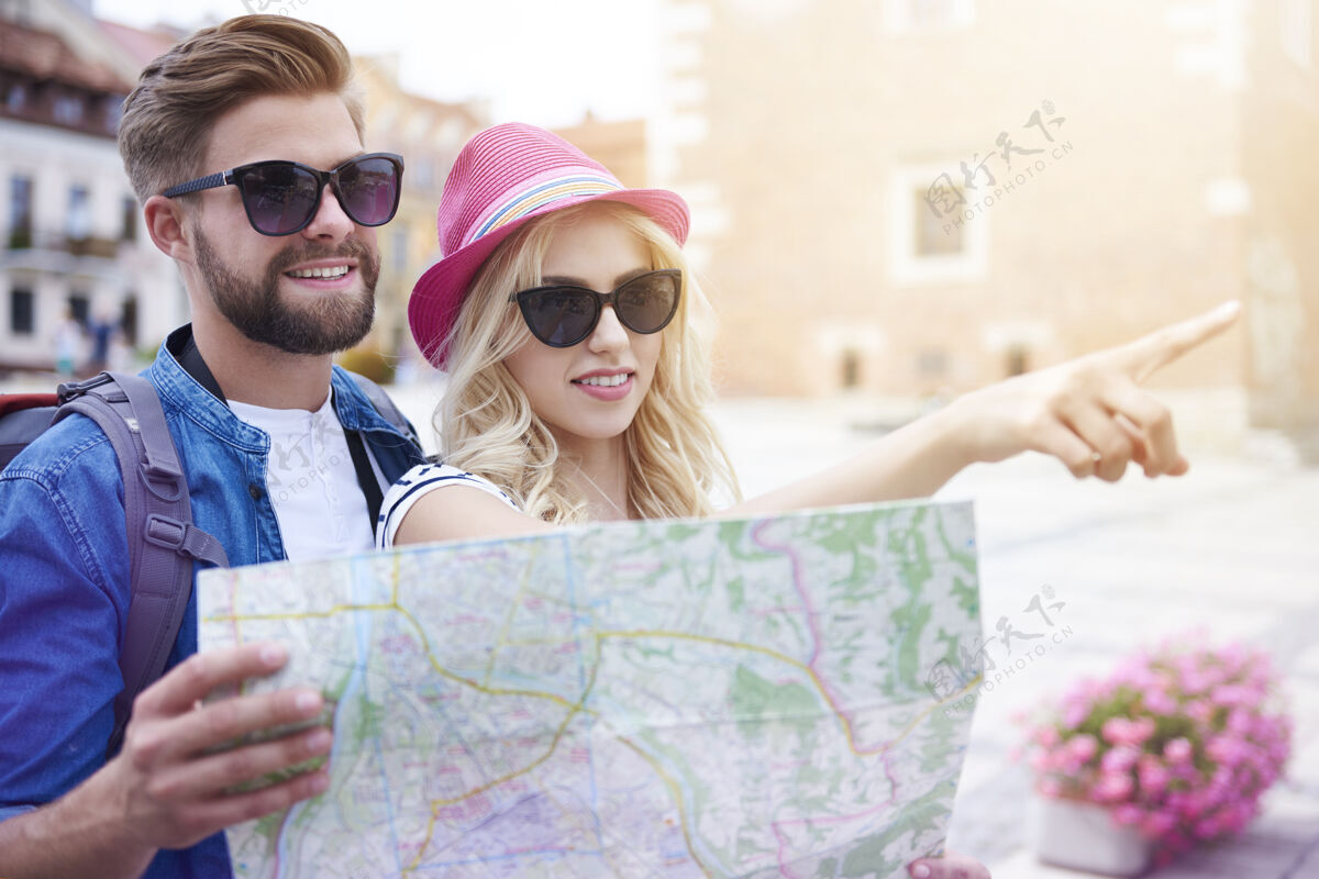 旅行情侣游览新的旅游城市女人地图男人