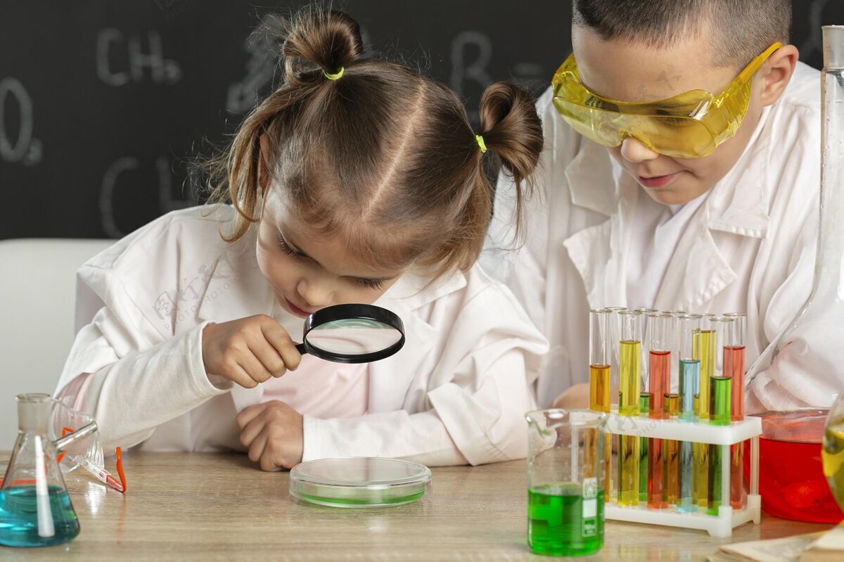 孩子孩子们在实验室做实验科学试管实验室