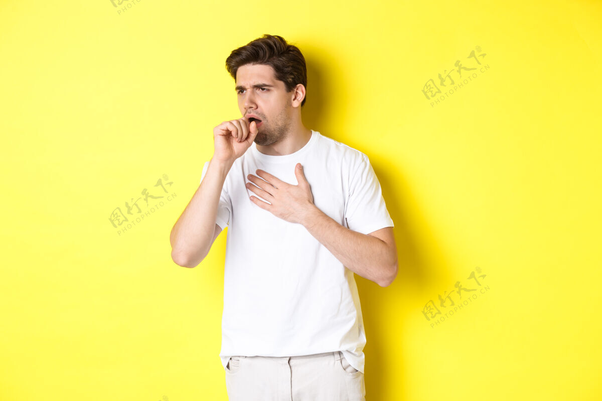 成年人有冠状病毒-19或流感症状 咳嗽和感觉不舒服 站在黄色背景上的人的图像复制空间病态男性男人