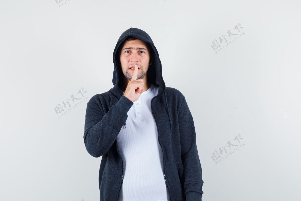 手势身穿t恤衫 夹克衫的年轻男性 表现出沉默的姿态 看上去很小心 正面视图西装夹克头发