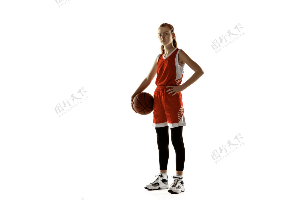 专业年轻的女篮球运动员在白墙上摆姿势运动红发运动