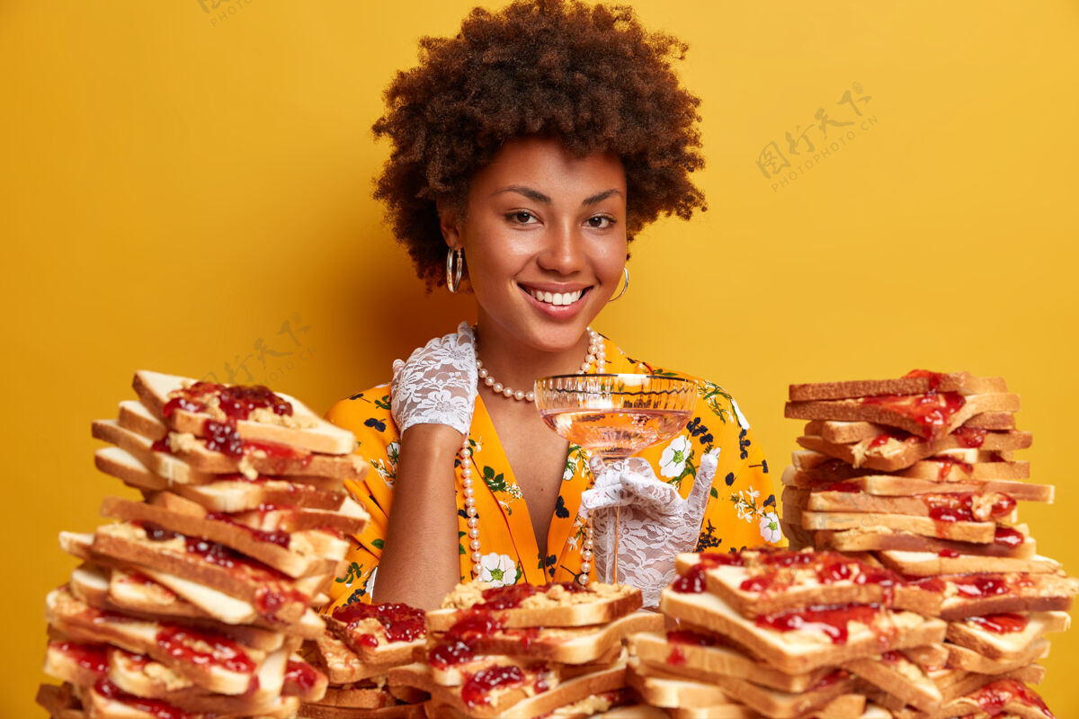 堆迷人的女人 有着非洲头发 周围是花生酱果冻三明治经典积极乐观