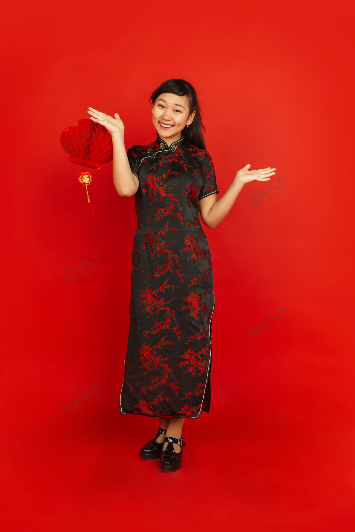 亚洲人穿着传统服装的女模特 带着装饰 看起来很开心 微笑着愿望传统年轻人