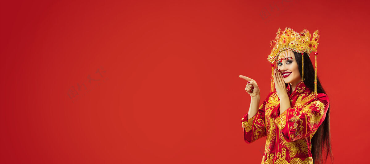 亚洲人中国传统的优雅女子在红墙工作室指女人快乐