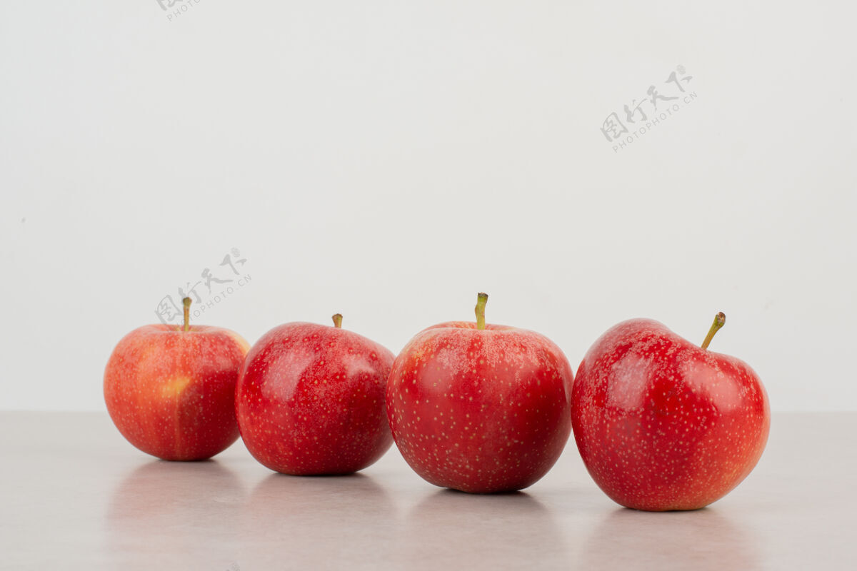 红白桌子上有许多红苹果行多汁苹果