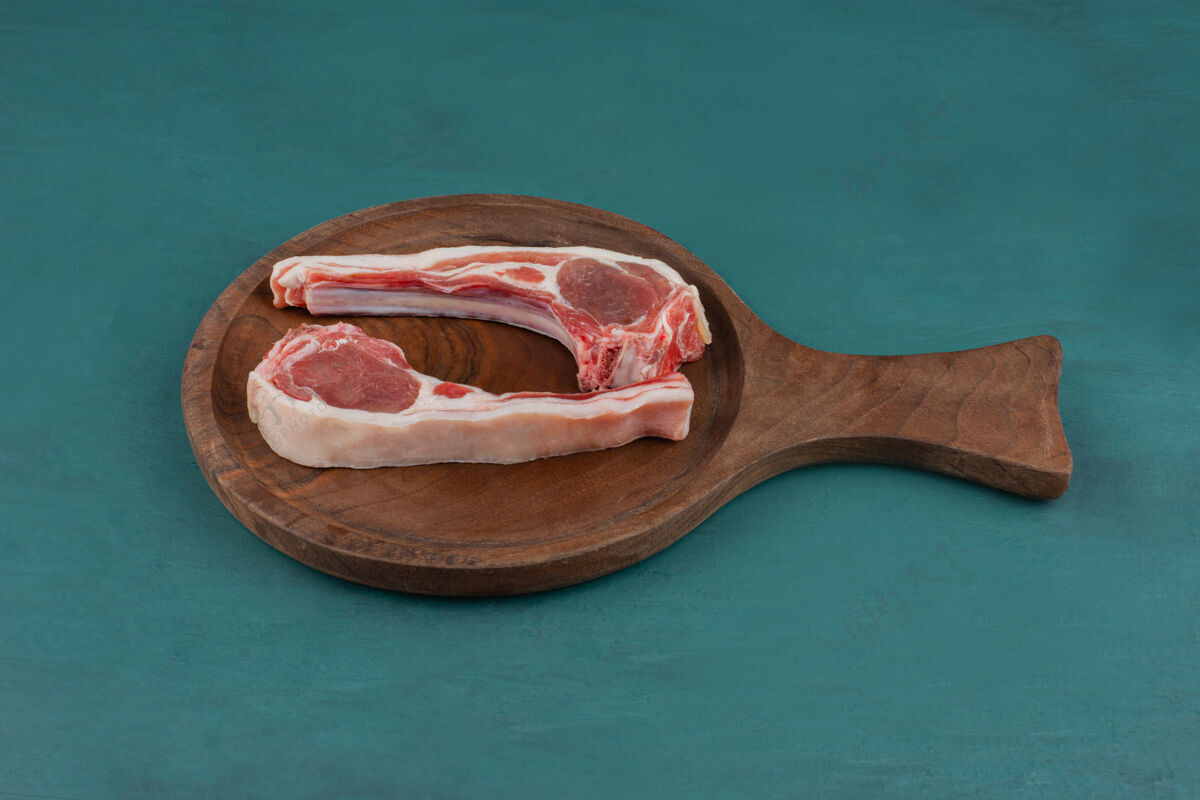 食物生羊排放在木板上屠宰烤架羊肉