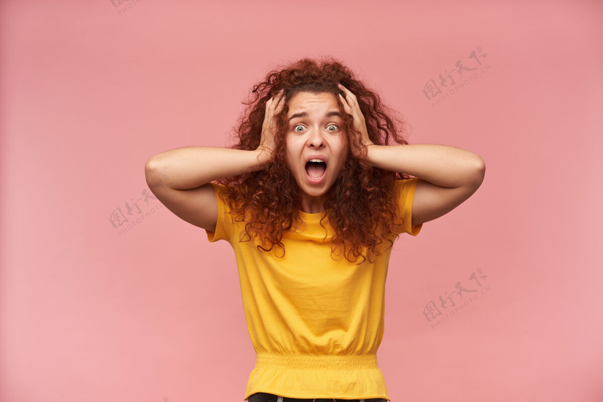 红发压力大 头发卷曲 穿着黄色t恤的红发女孩的画像女性恐惧头