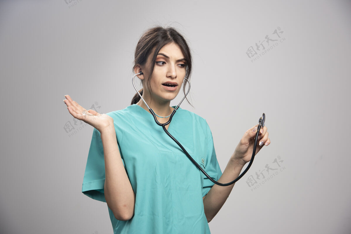 健康画像上的女医生惊讶于灰色的结果治疗医生妇女