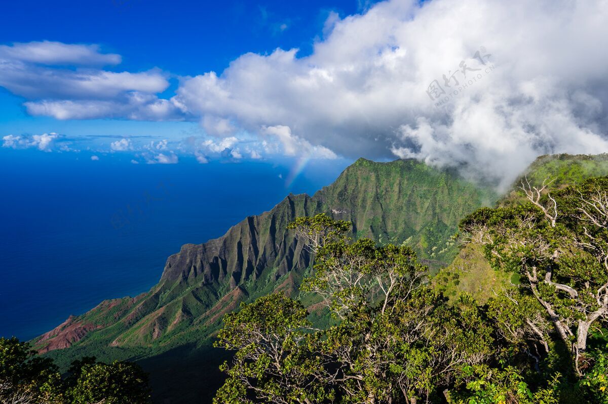 海洋夏威夷考艾岛著名的卡拉劳山谷的高角度拍摄天堂风景美国