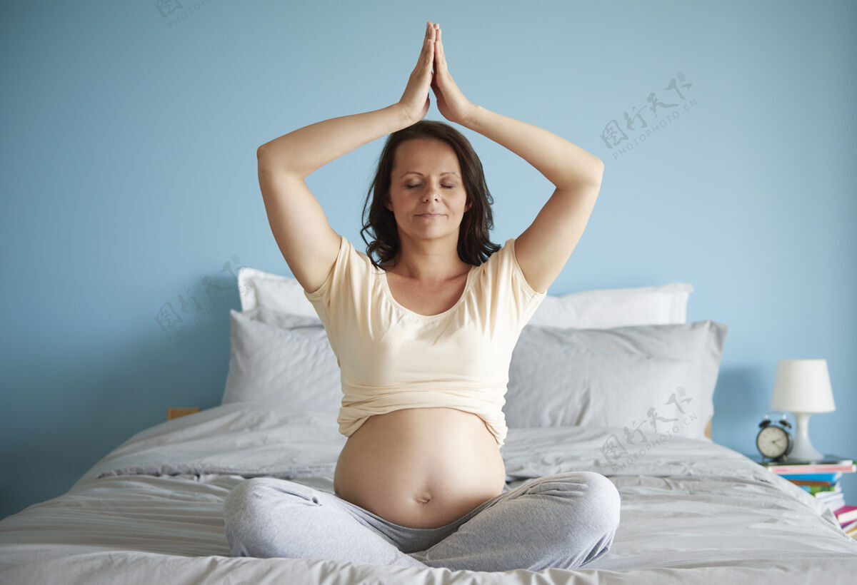 呼吸锻炼孕妇瑜伽练习坐闭上眼睛瑜伽