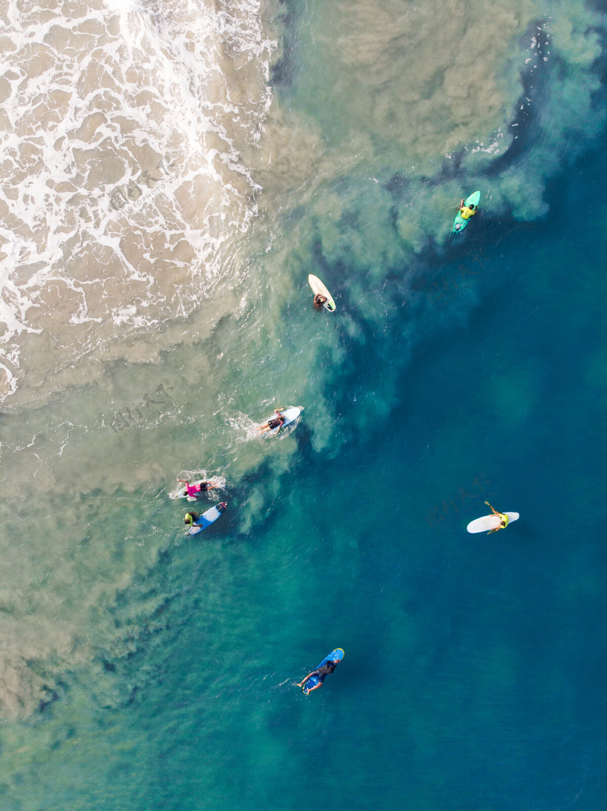 沙滩瓦卡拉海滩上冲浪板游泳的人们的俯视图度假村海洋冲浪