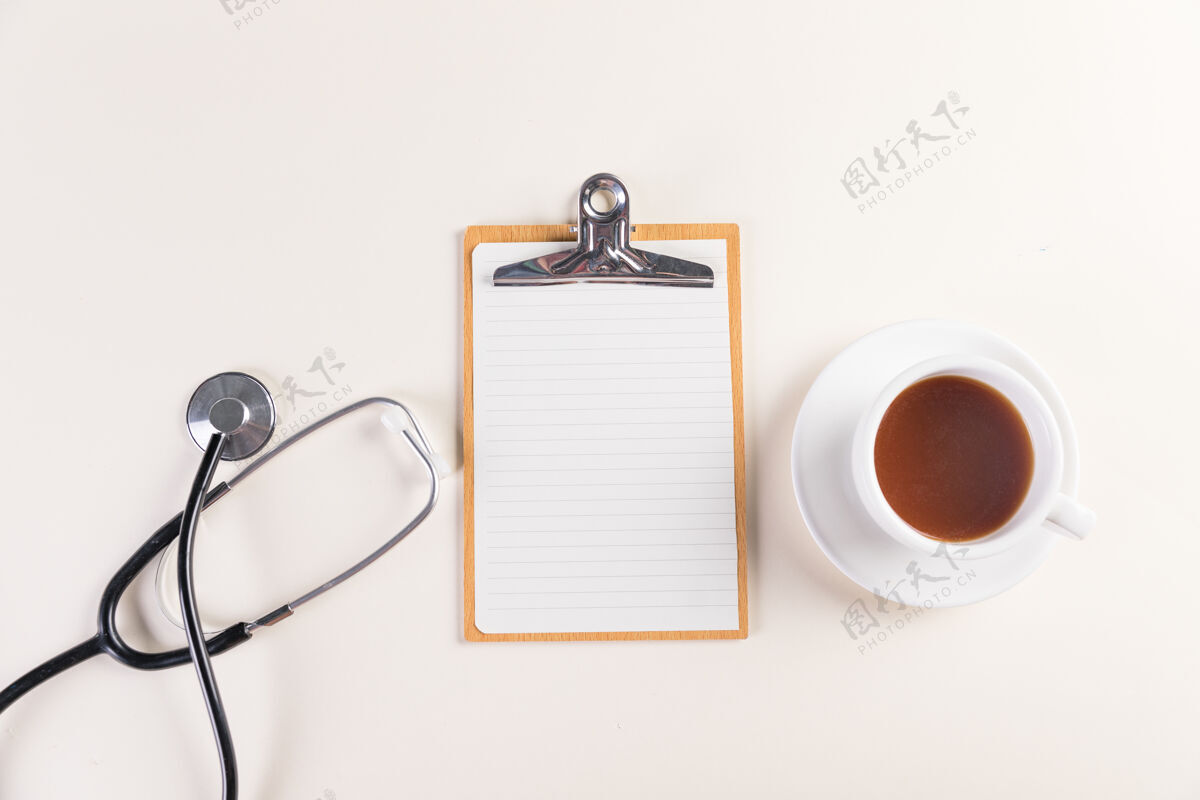 健康记事本 医用听诊器和一杯热茶的俯视图医疗文件医院