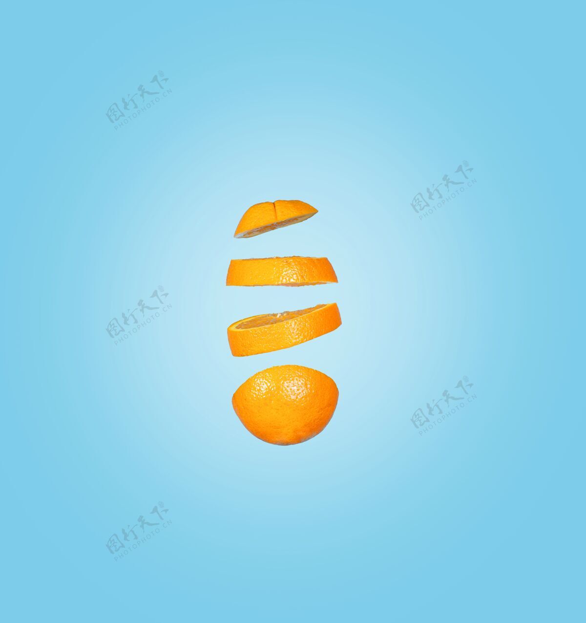 圆形在蓝色的表面上孤立的橙色片落下来的特写镜头成熟灯光食物