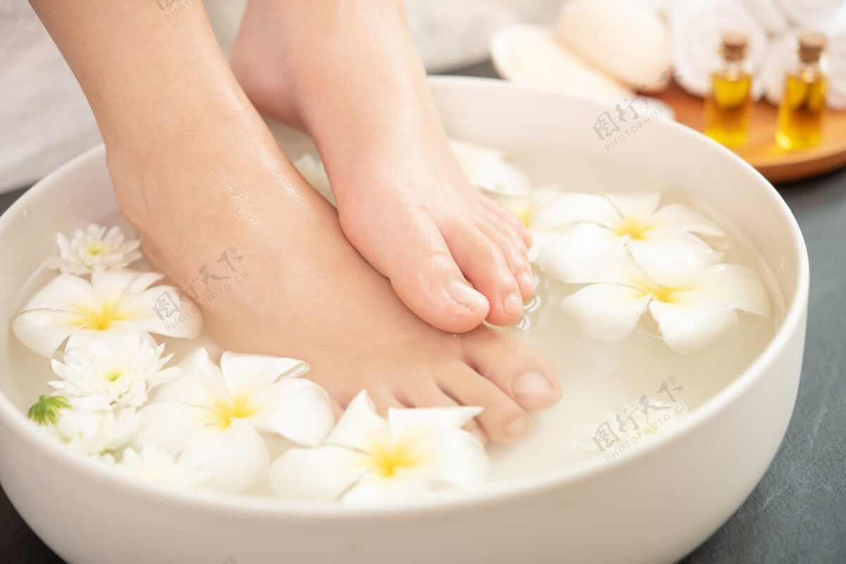 新鲜水疗治疗和产品为女性脚和手水疗芳香化妆品菠萝