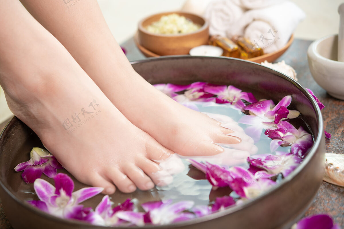 毛巾水疗治疗和产品为女性脚和手水疗兰花在陶瓷碗健康手指碗
