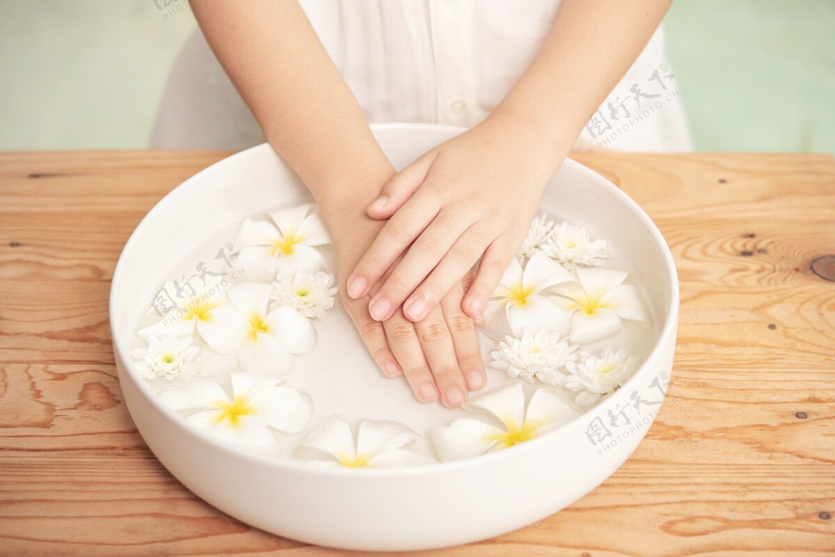 开花水疗治疗和产品在水疗香薰水疗陶瓷碗白花皮肤护理芳香疗法手指