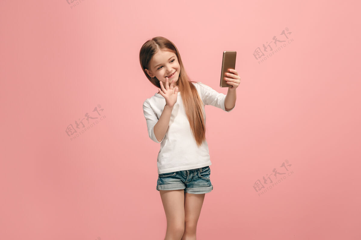 教育手机自拍的快乐少女童年健康手机