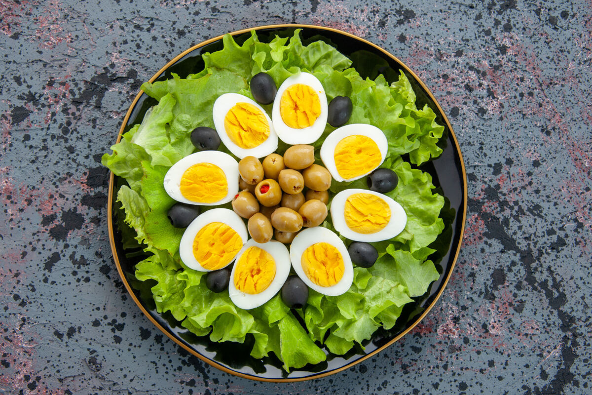 饮食俯视图美味的鸡蛋沙拉由绿色沙拉和橄榄组成 背景色浅健康食物绿色