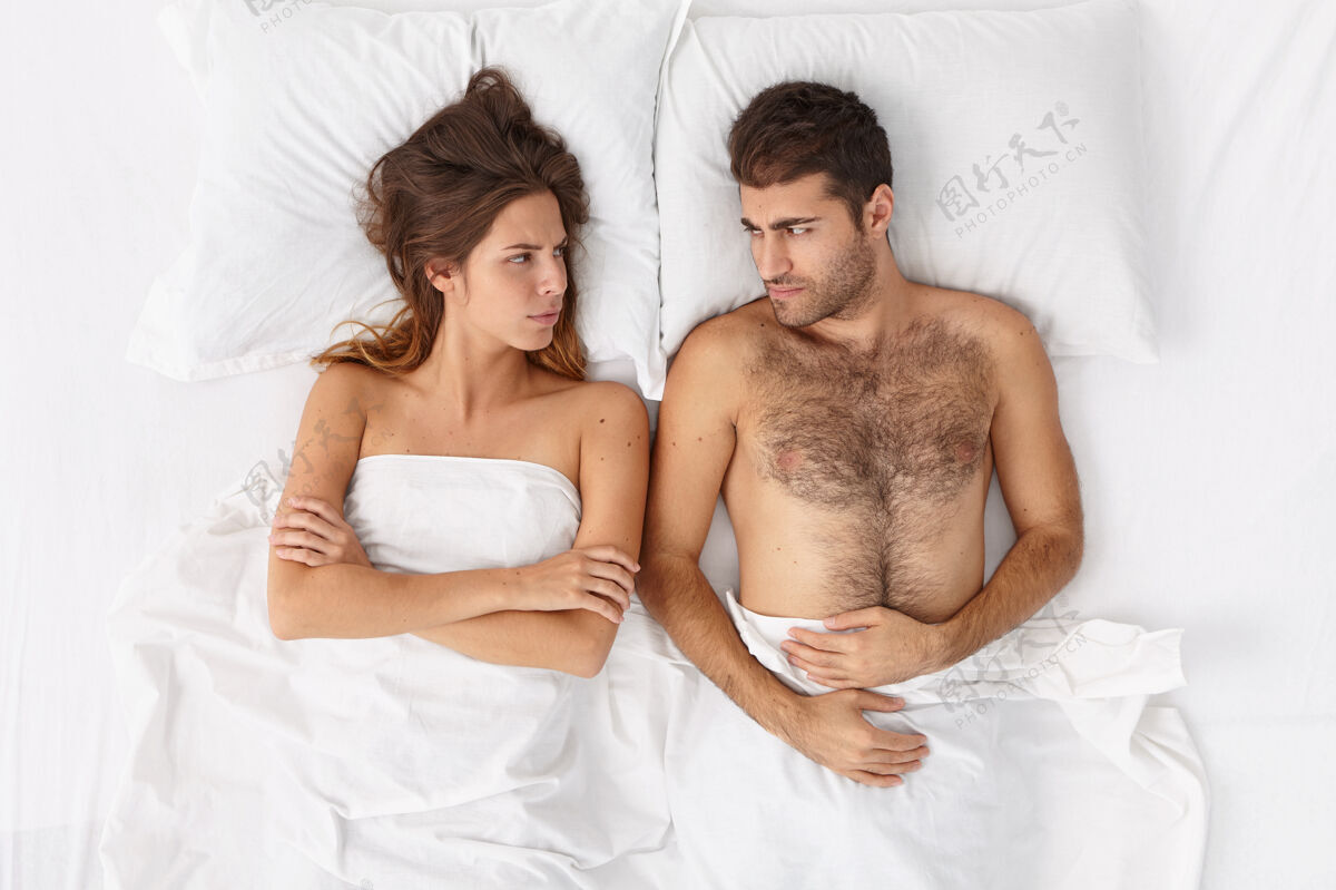 配偶特写这对躺在床上白毯子下的夫妇问题压力睡眠