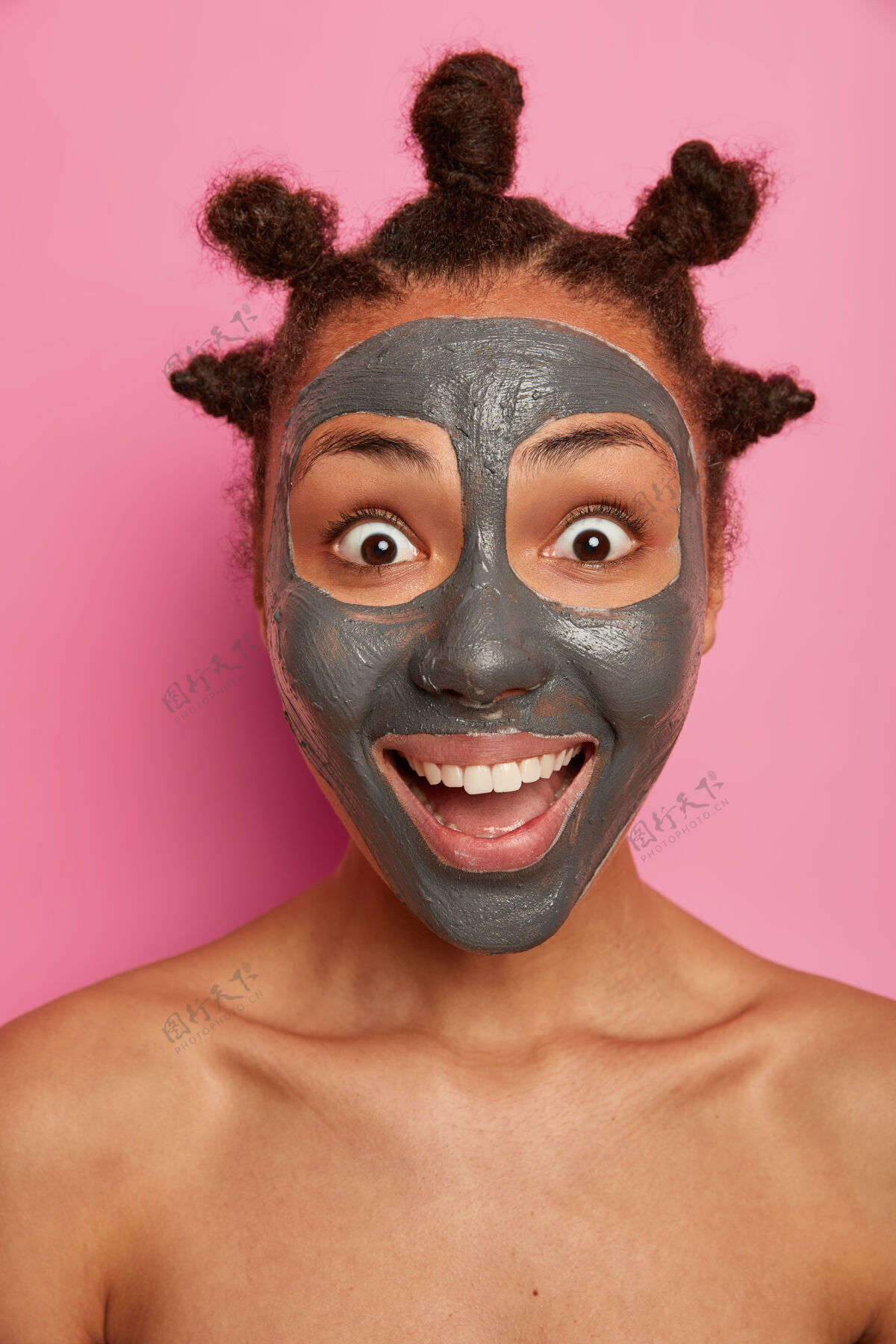 女性用面罩贴近年轻美女面部非洲肤色