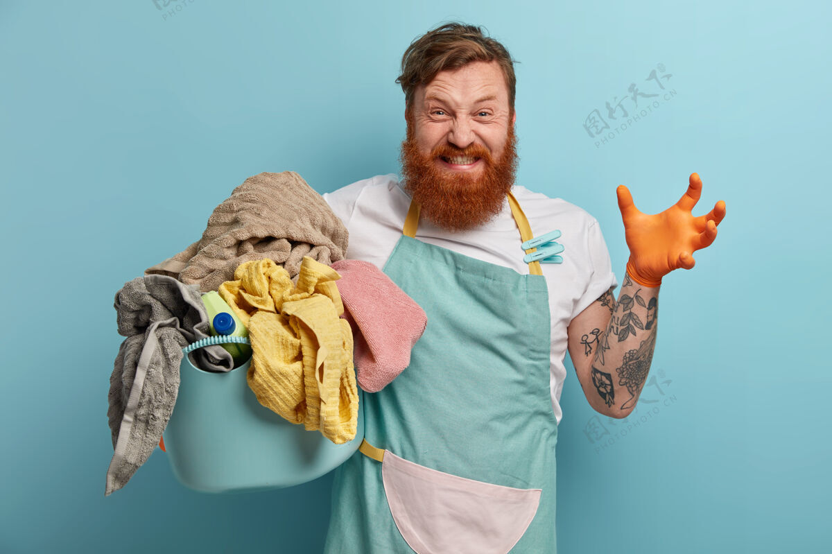 手帕胡子男人拿着洗衣篮 忙得不可开交手帕手帕手帕