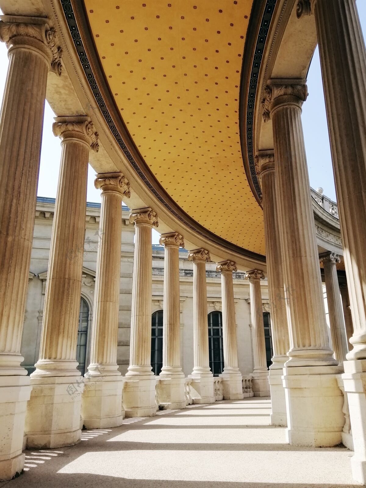 垂直法国马赛自然历史博物馆在阳光下的屋顶和柱子著名建筑建筑