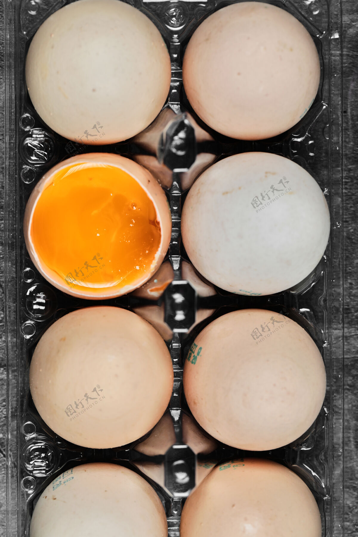堆栈平铺特写镜头看生鸡蛋和煮鸡蛋放在塑料盒上营养鸡肉杂货店