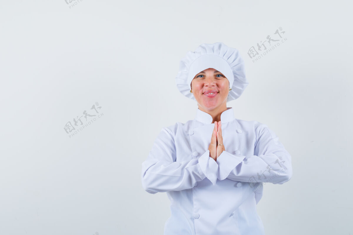 欢呼一位身穿白色制服的女厨师 摆出一副优雅的姿势 看上去很欢快学生欢快厨师