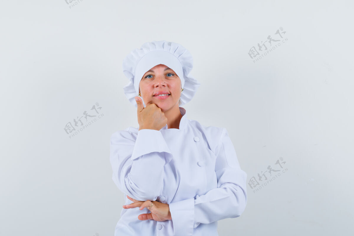 欢乐一位身穿白色制服的女厨师手拉着下巴 看上去很懂事魅力时尚持有
