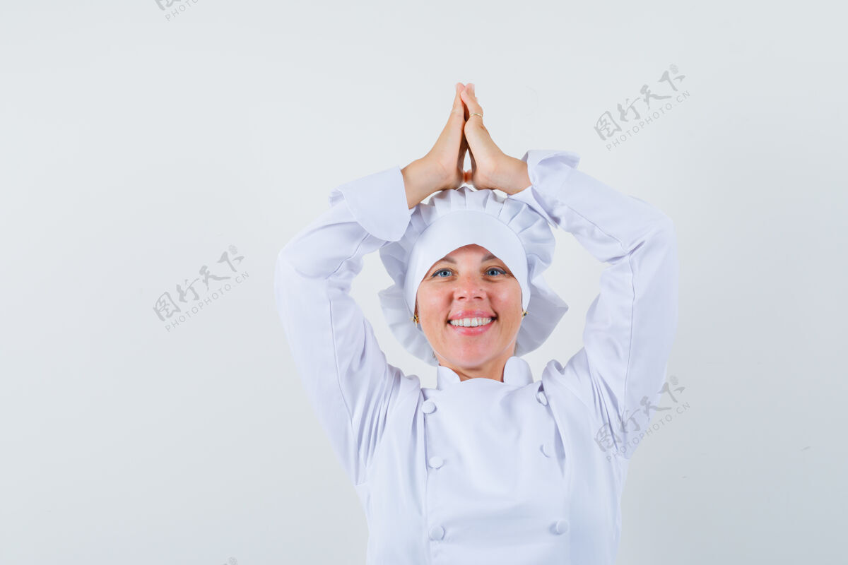 欢呼一位身穿白色制服的女厨师在头上摆出了一副很开心的姿势纳马斯特时尚漂亮