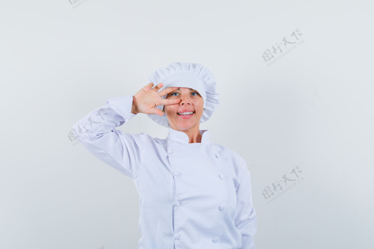 Vsign身着白色制服的女厨师 眼睛上有v字标志 看起来很自信女人模特女性