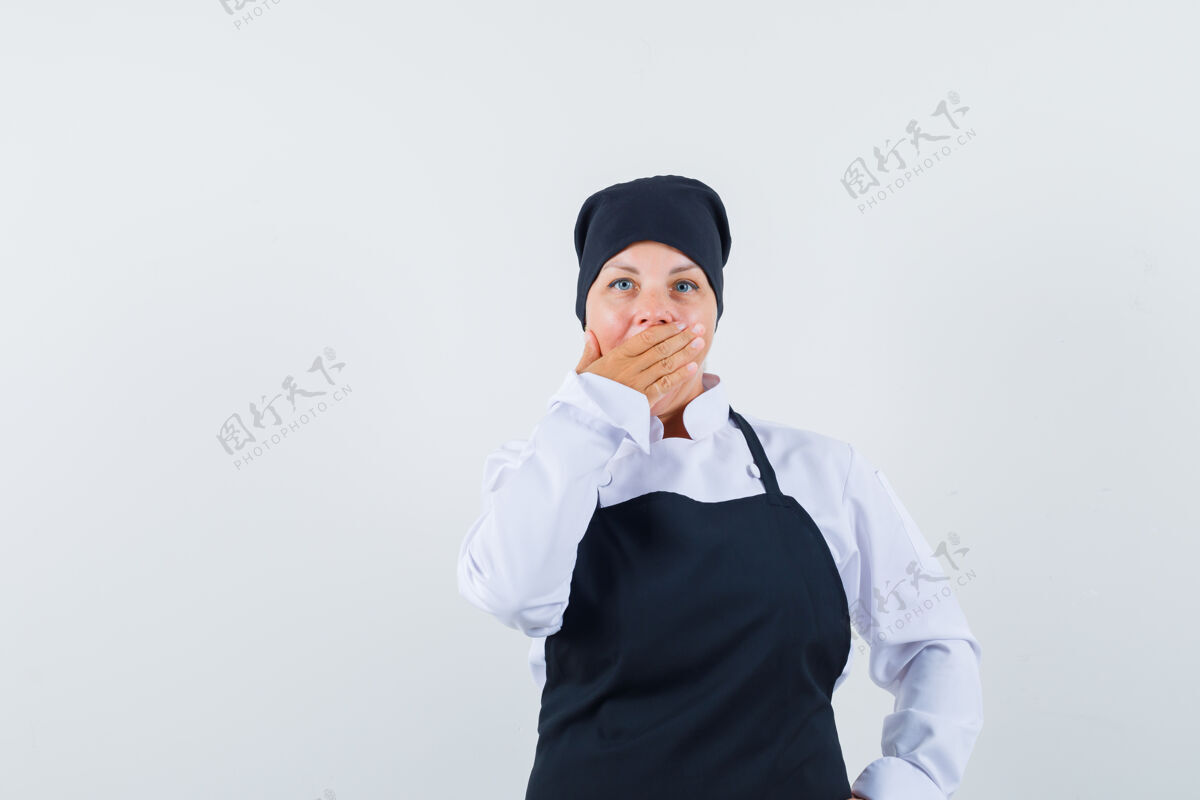 女人金发碧眼的女人 手捂着嘴 穿着黑色厨师制服 看起来很漂亮长相水疗自然