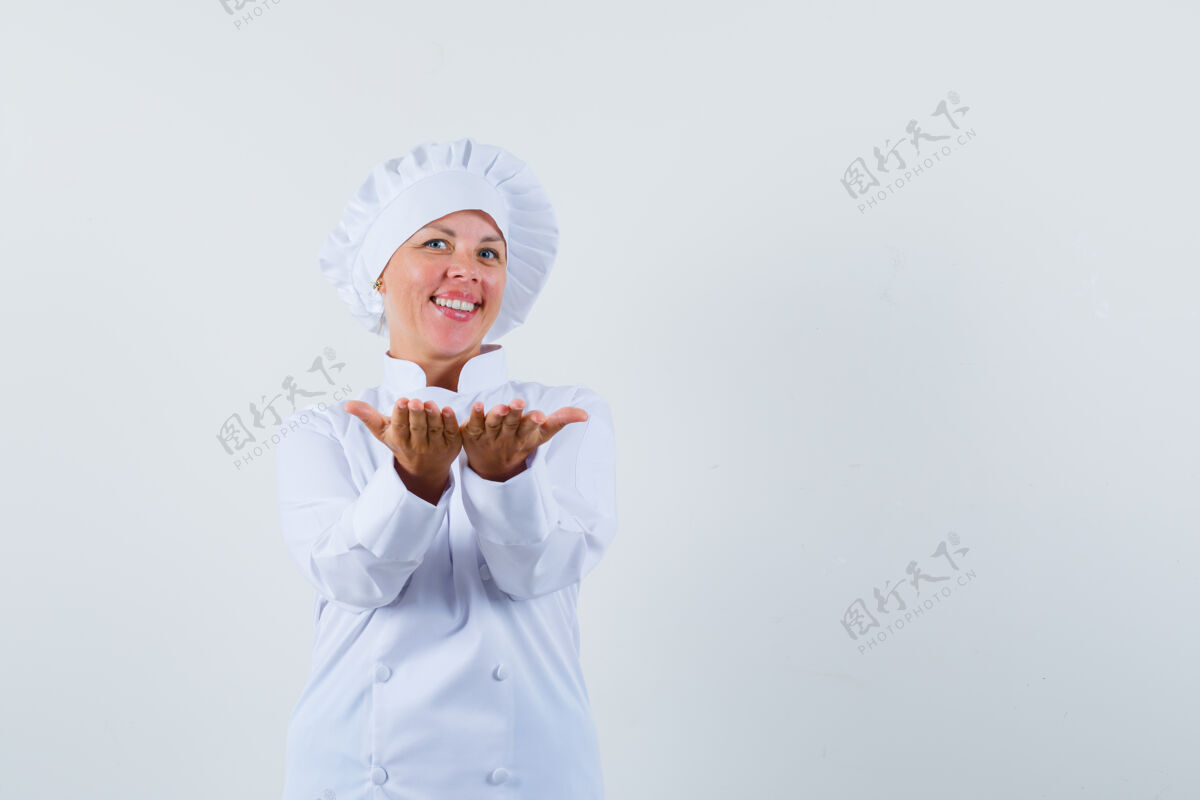 女人女厨师给穿白色制服的人看东西 看上去很高兴肖像嘴唇化妆品