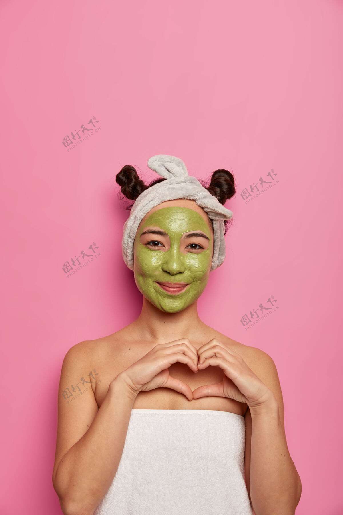 高兴年轻女子洗澡后戴自然面膜治疗皮肤毛巾心皮肤