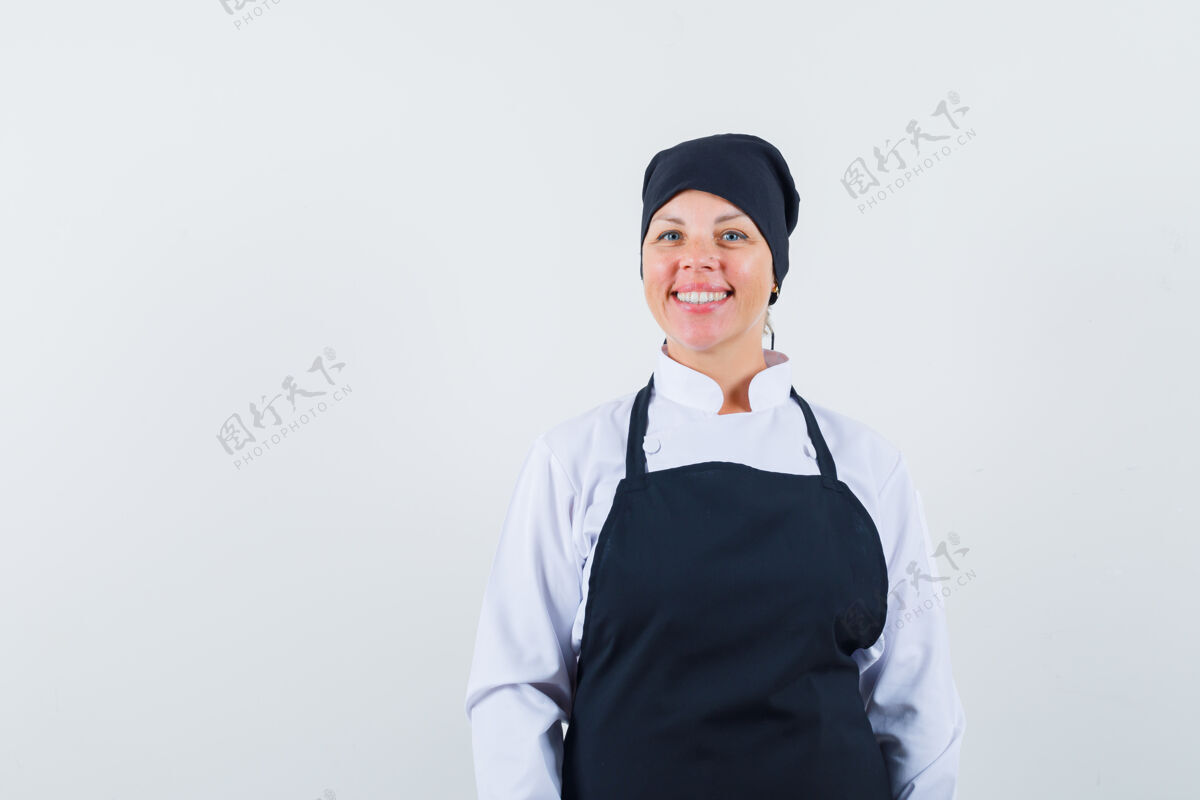时尚金发女人站直了 穿着黑色厨师制服摆在前面 看起来很漂亮亚洲人制服护理