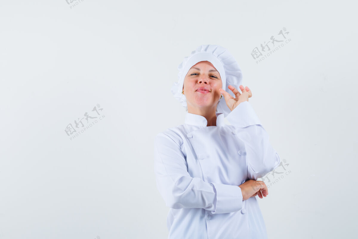时尚身着白色制服的女厨师 展示拉链手势 并确保文本空间时尚人制服