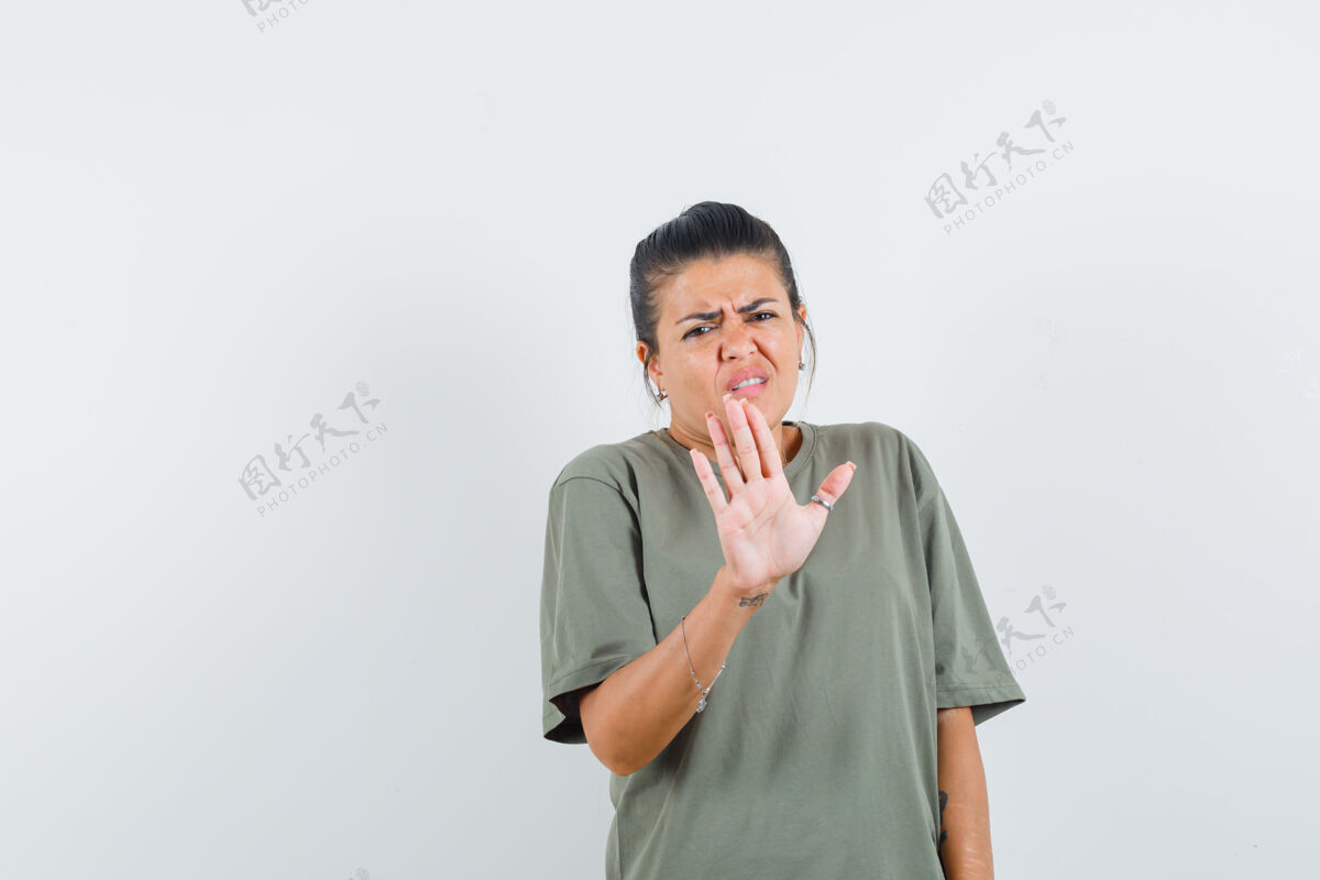 非洲人一个穿着t恤的女人做了个停车的手势 看起来很生气脸人护理