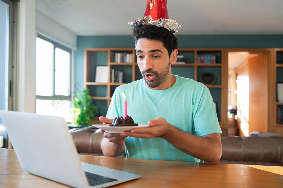 房子年轻人在家里用笔记本电脑和蛋糕通过视频电话庆祝生日的照片新的正常生活方式理念距离交谈欢呼