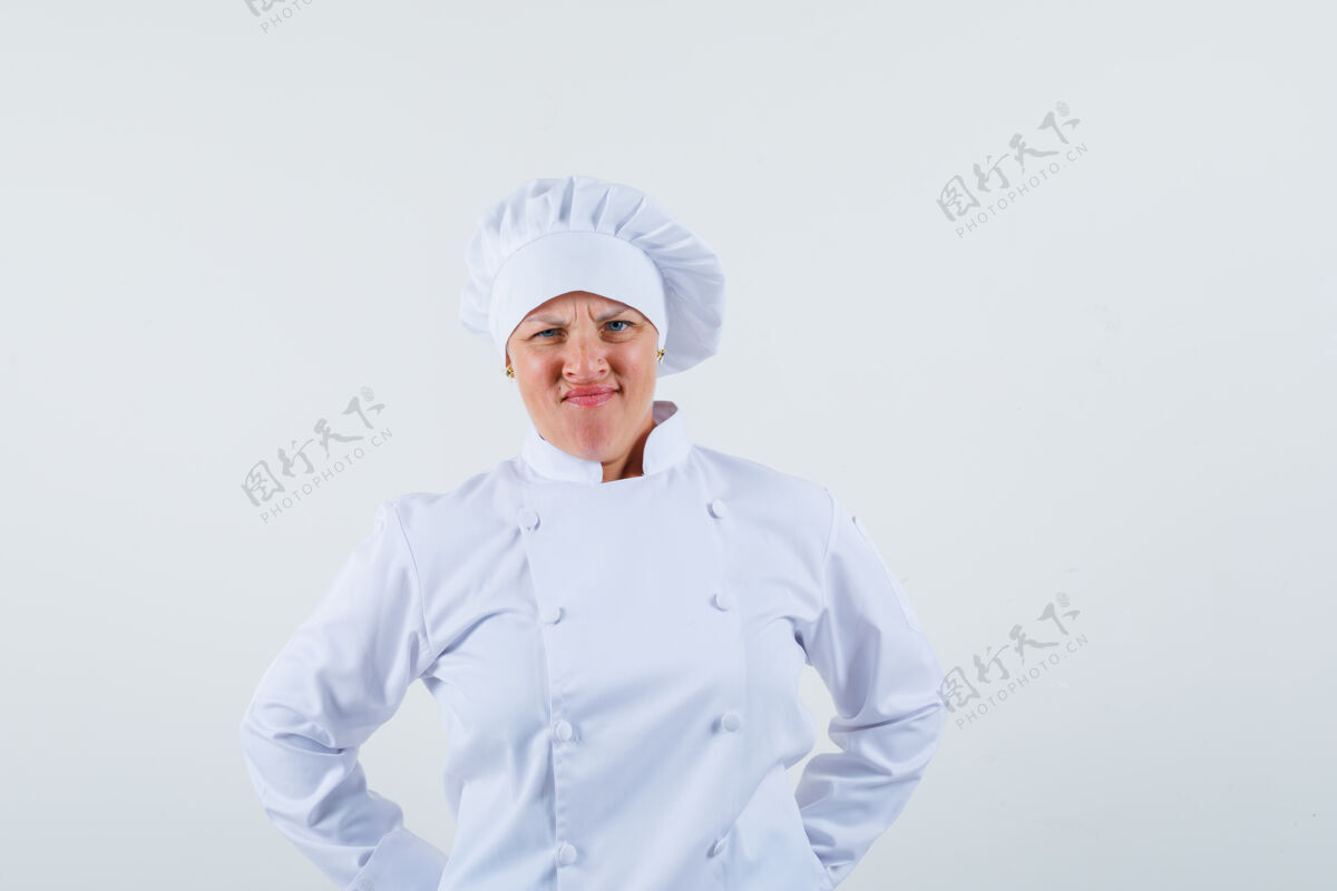 看起来一位女厨师脸上酸溜溜的 穿着白色制服 看着前面 显得很不耐烦嘴唇化妆品时尚