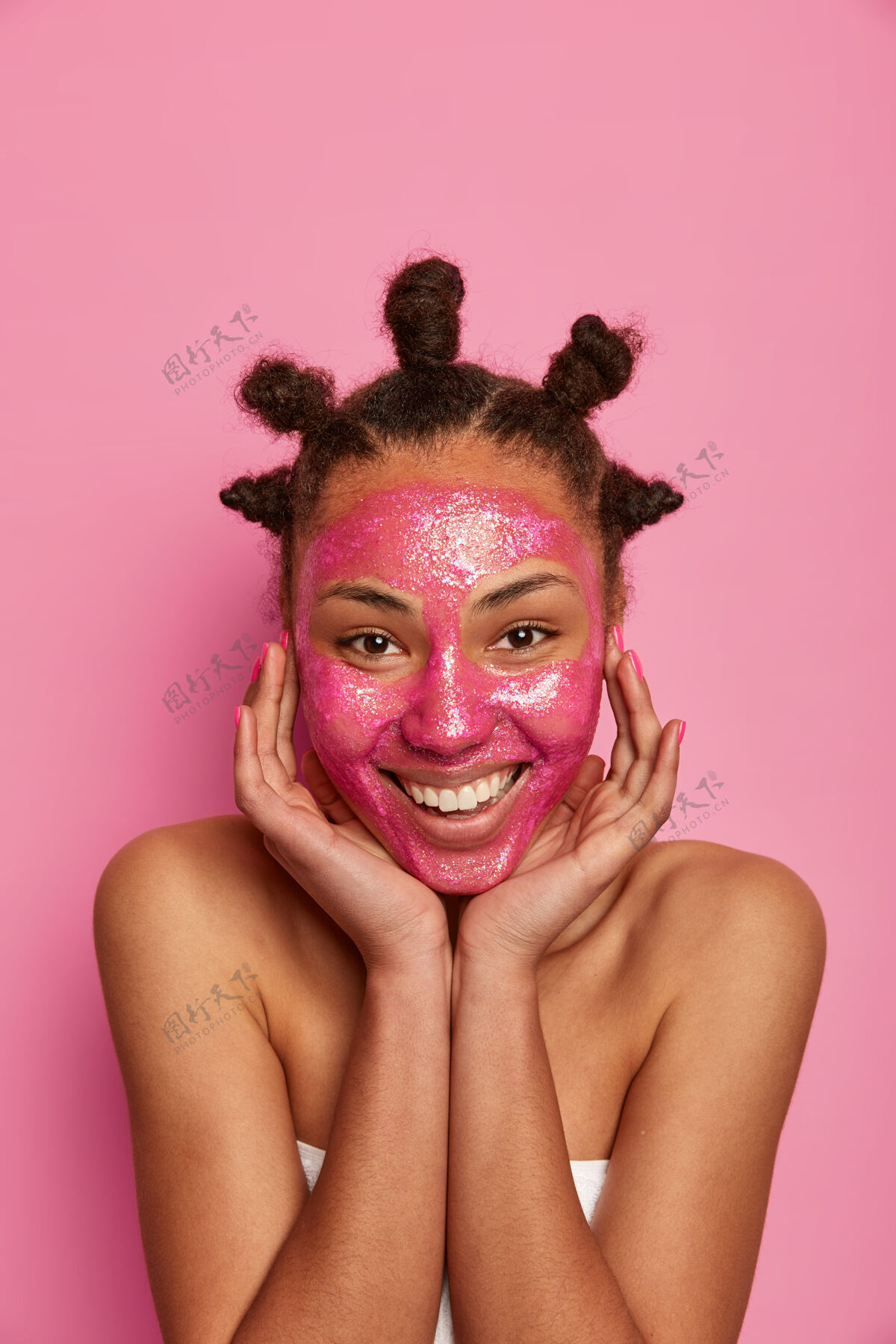 模特特写快乐的少数民族妇女喜欢敷面膜快乐黑发玫瑰
