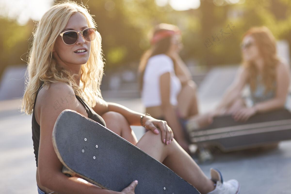 阳光年轻女子在滑板公园共度时光转身女孩周末