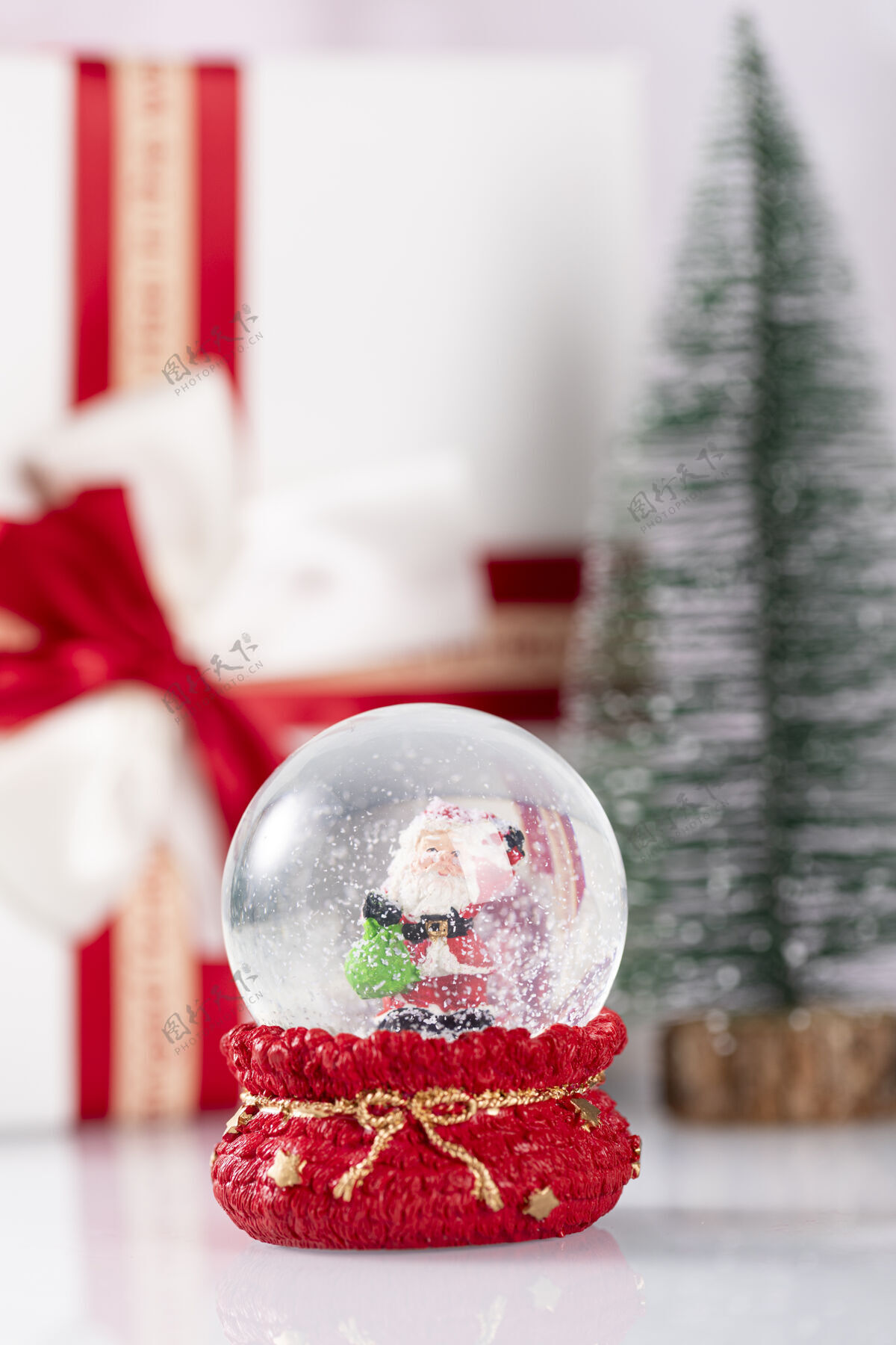 圣诞圣诞老人和圣诞装饰的雪球雪雪球圣诞老人