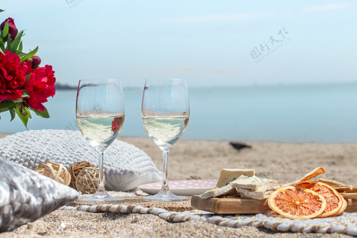 野餐海边香槟和小吃的特写镜头度假和浪漫的概念浪漫花小吃