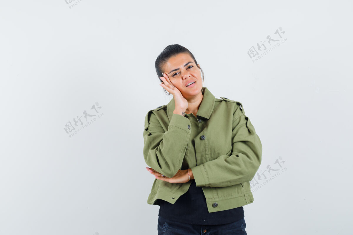T恤穿着夹克的女士把脸靠在抬高的手掌上夹克瘦正面