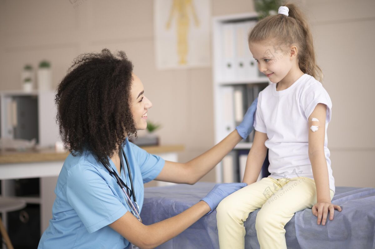 病毒年轻的医生确保一个小女孩接种疫苗后是好的疫苗冠状病毒诊所
