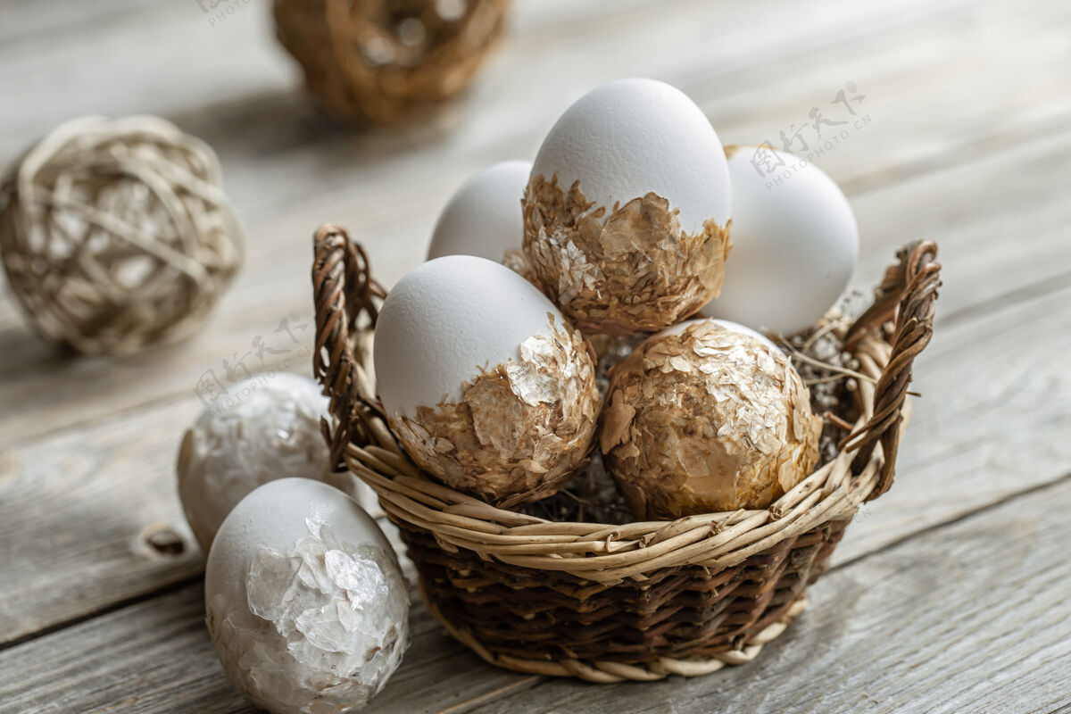 传统在一个模糊不清的背景上的柳条篮子里放着一套复活节彩蛋复活节的概念鸡蛋组成节日