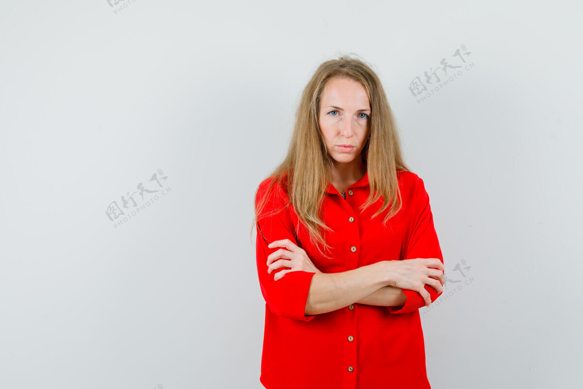 性感穿着红衬衫交叉双臂站着的金发女士 看上去很悲伤 衬衫性感欧洲