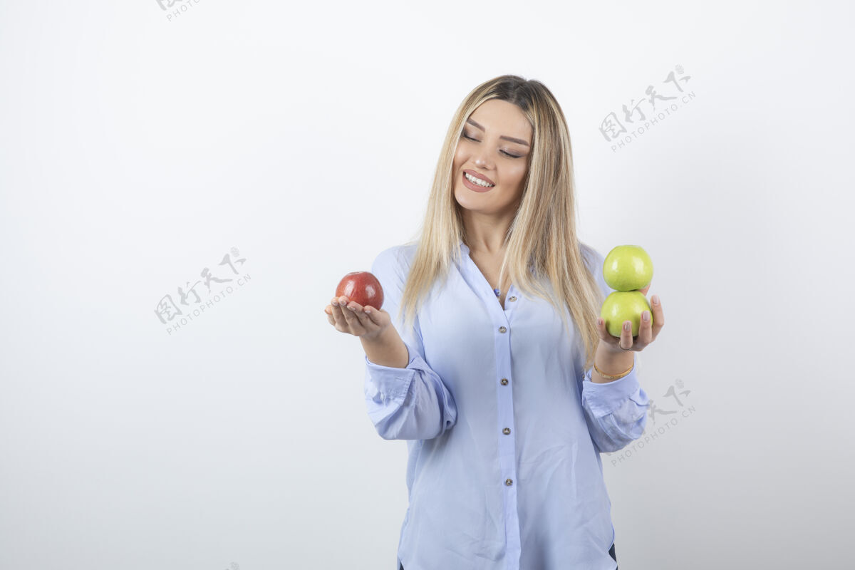 女人漂亮迷人的女模特站着 手里拿着新鲜的苹果漂亮成熟拿着