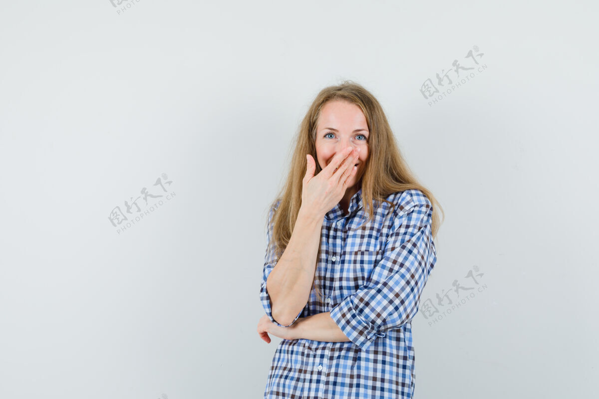 性感金发女郎穿着衬衫 手放在嘴上 看起来很高兴头发发型手
