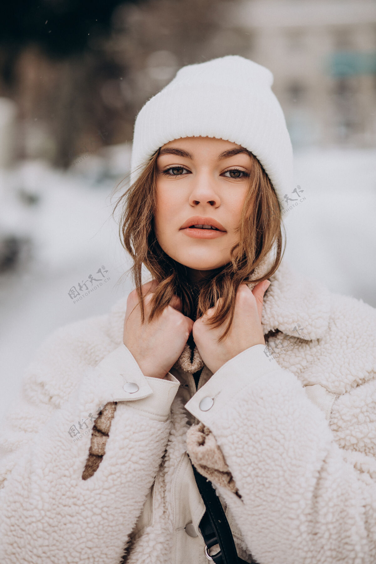 年轻街外穿冬装的年轻女子画像脸城市街道肖像